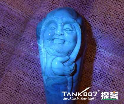 網(wǎng)上用紫光手電鑒定琥珀的帖子這么多，哪個(gè)是真假？
